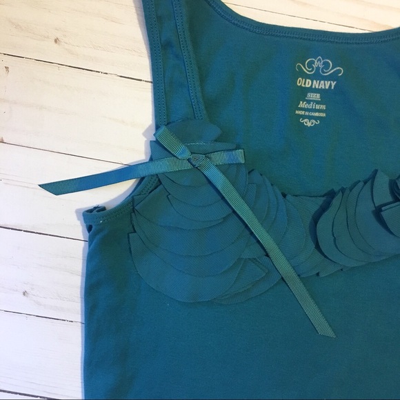 Blue tank with neckline details - Picture 2 of 3